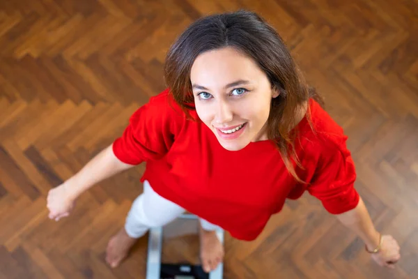 Jovencita Sonriente Pie Escala Dieta Concepto Vida Saludable —  Fotos de Stock