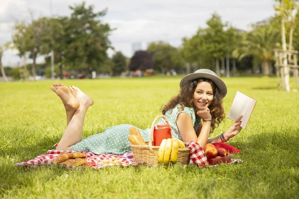 Mujer Joven Con Vestido Verde Leyendo Libro Mientras Relaja Par —  Fotos de Stock