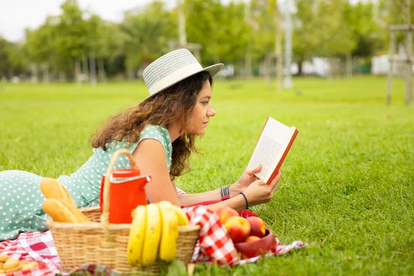 Mujer Joven Con Vestido Verde Leyendo Libro Mientras Relaja Par —  Fotos de Stock