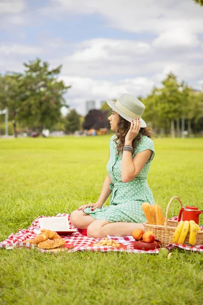 Прекрасная Молодая Женщина Устраивает Пикник Солнечный Весенний День — стоковое фото