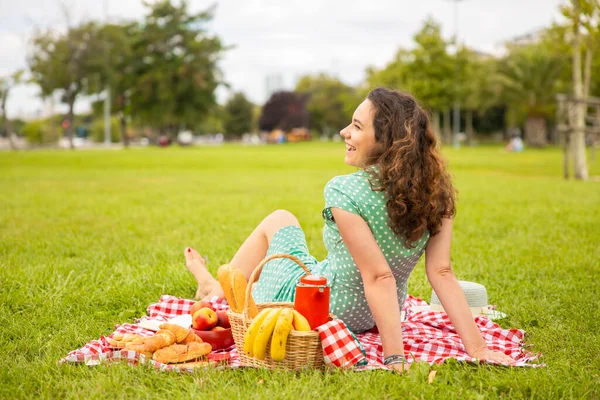 Bella Giovane Donna Che Picnic Nella Soleggiata Giornata Primaverile Par — Foto Stock