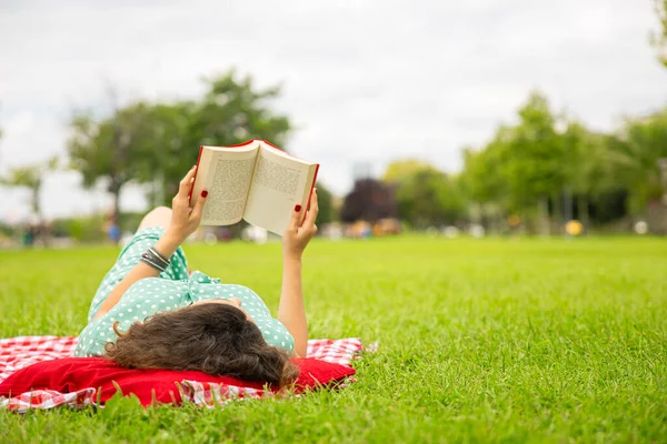 Mladá Žena Sobě Zelené Šaty Čtení Knihy Zatímco Relaxaci Par — Stock fotografie