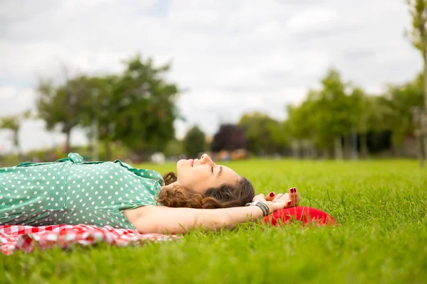 Mujer Joven Acostada Hierba Teniendo Día Relajante — Foto de Stock