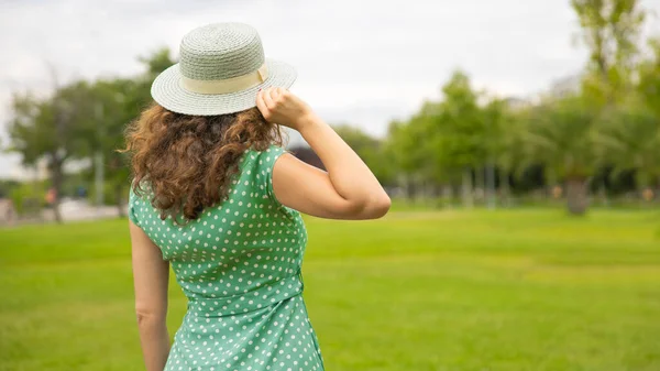 Mujer Joven Vestido Verde Sombrero Paja Mirando Hacia Parque — Foto de Stock