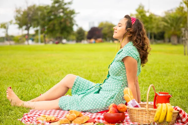 Młoda Kobieta Słuchająca Muzyki Pikniku Mająca Relaksujący Dzień — Zdjęcie stockowe