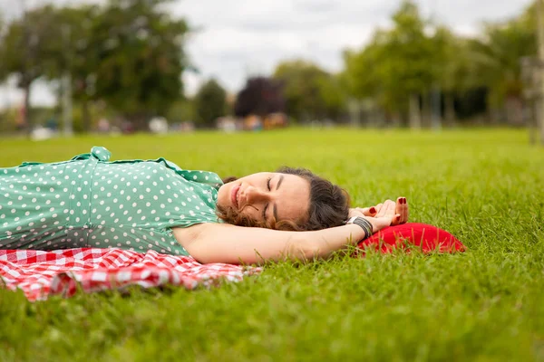 Mladá Žena Ležící Trávě Mají Relaxační Den — Stock fotografie