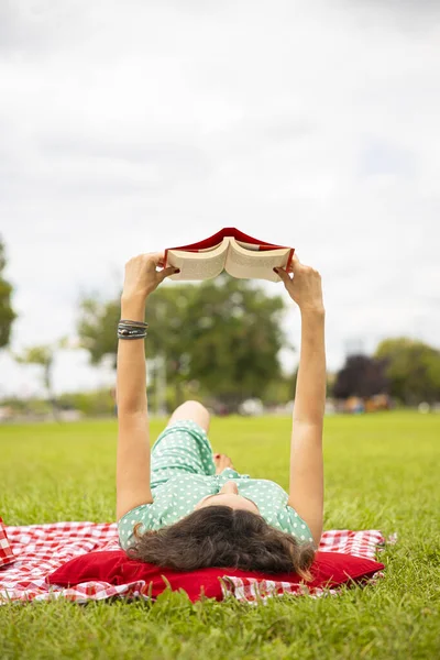 Junge Frau Grünem Kleid Liest Ein Buch Und Entspannt Sich — Stockfoto