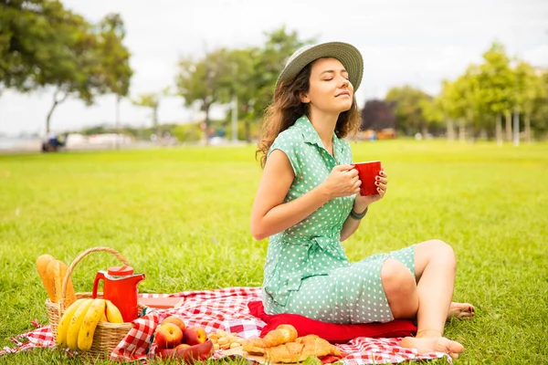 Mujer Joven Bebiendo Picnic Teniendo Día Relajante — Foto de Stock