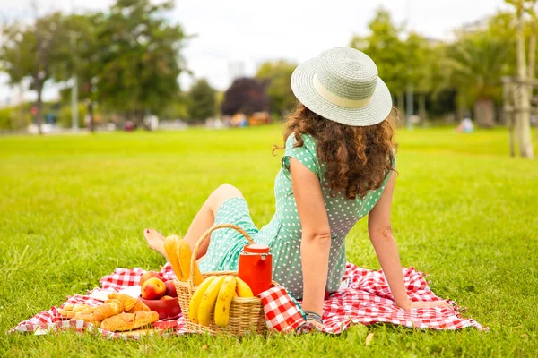 Прекрасная Молодая Женщина Устраивает Пикник Солнечный Весенний День — стоковое фото