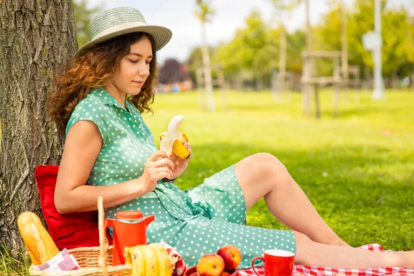 Genç Bir Kadın Piknikte Bir Şeyler Yiyor Dinleniyor — Stok fotoğraf
