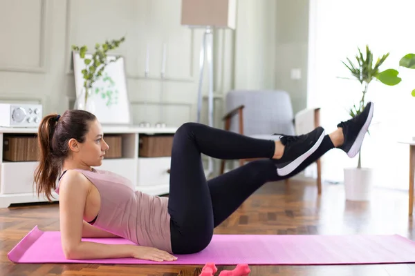 Hermosa Mujer Deportiva Está Haciendo Ejercicios Abdominales Sala Estar Realizando —  Fotos de Stock