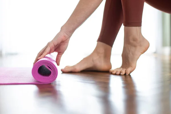 Young Woman Rolling Her Yoga Mat Exercising Doing Meditation Home — Stock Photo, Image