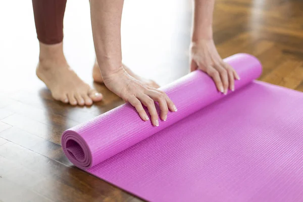 Mujer Joven Rodando Esterilla Yoga Después Hacer Ejercicio Meditación Casa —  Fotos de Stock