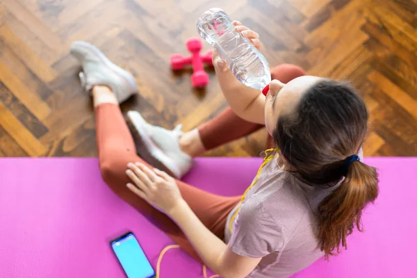 Joven Mujer Deportiva Vestida Con Ropa Deportiva Agua Potable Entre —  Fotos de Stock