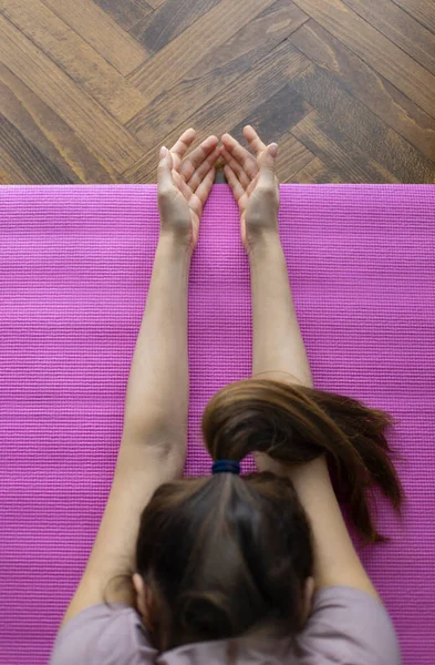 Sportig Ung Kvinna Som Utövar Yoga Vardagsrummet Royaltyfria Stockbilder