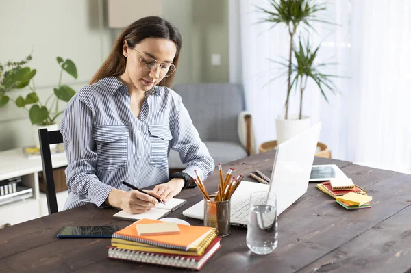 Jovem Mulher Trabalhando Com Laptop Freelancer Feminino Conectando Internet Casa — Fotografia de Stock