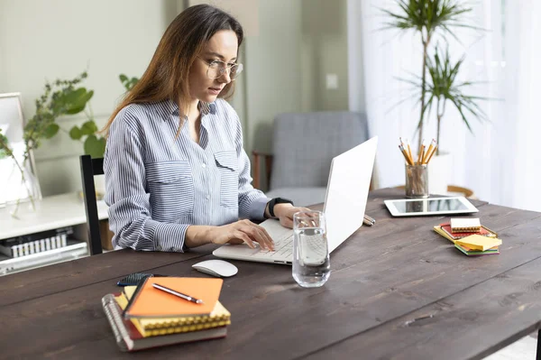 Jeune Femme Travaillant Avec Ordinateur Portable Femme Pigiste Connectant Internet — Photo