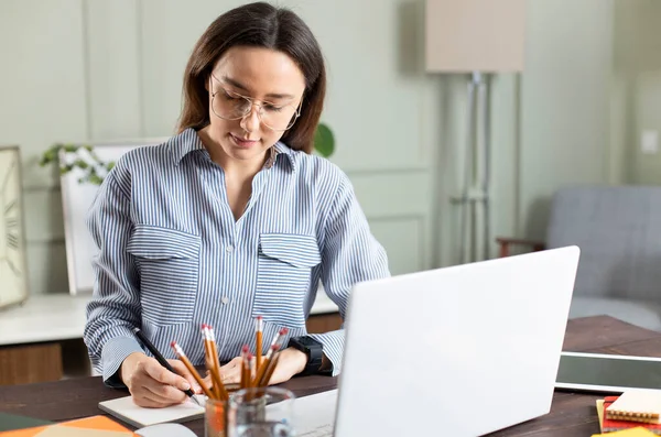 Jovem Mulher Trabalhando Com Laptop Freelancer Feminino Conectando Internet Casa — Fotografia de Stock