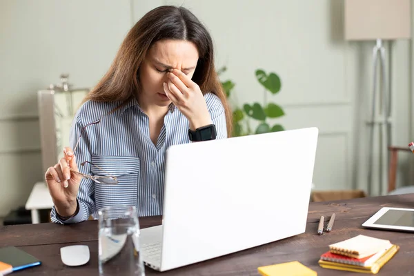 Zestresowana Kobieta Biznesu Pracująca Laptopie Hom — Zdjęcie stockowe