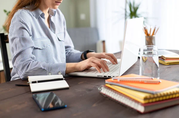 Junge Frau Arbeitet Mit Laptop Freiberuflerinnen Die Hause Mit Dem — Stockfoto