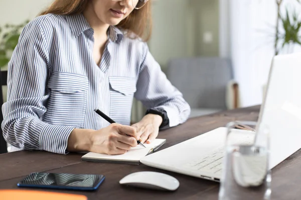 Jovem Mulher Trabalhando Com Laptop Freelancer Feminino Conectando Internet Casa — Fotografia de Stock