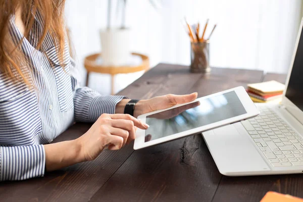 Jovem Mulher Usando Tablet Enquanto Trabalhava Casa — Fotografia de Stock