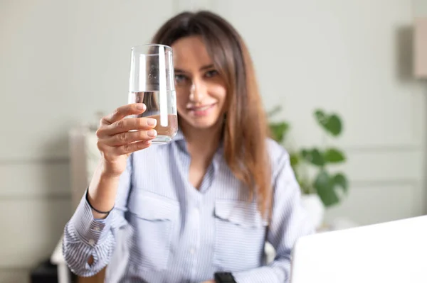 Primer Plano Mujer Sosteniendo Vaso Agua Mientras Usa Lapto —  Fotos de Stock