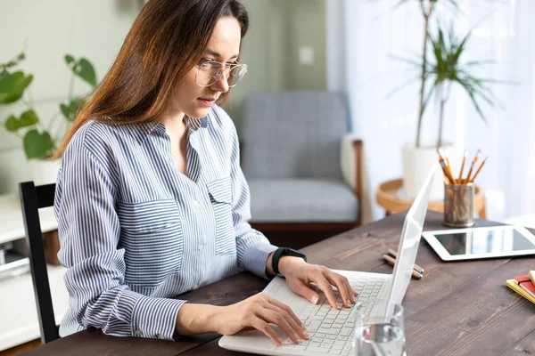 Una Joven Que Trabaja Con Portátil Freelancer Femenina Conectándose Internet —  Fotos de Stock