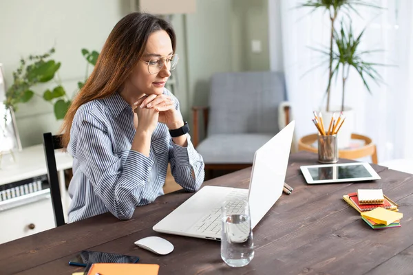 Jeune Femme Travaillant Avec Ordinateur Portable Femme Pigiste Connectant Internet — Photo