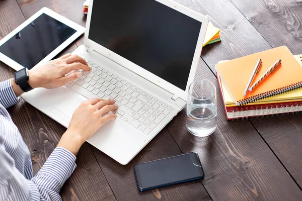 Giovane Donna Che Utilizza Computer Portatile Con Schermo Bianco Tavolo — Foto Stock