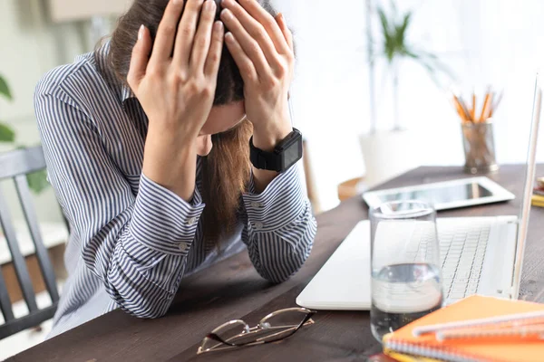 Freelancer Ung Kvinde Der Lider Depression Med Hoved Hænderne Hjemmekontoret - Stock-foto