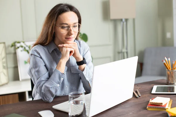 Een Jonge Vrouw Die Met Een Laptop Werkt Vrouwelijke Freelancer — Stockfoto