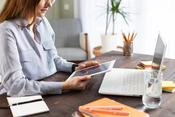 Jeune Femme Utilisant Tablette Tout Travaillant Maison — Photo