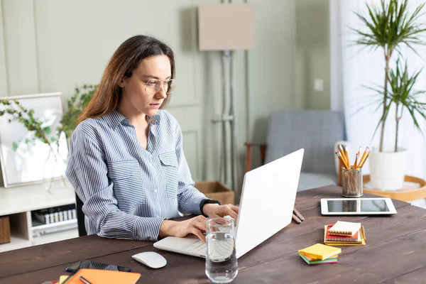 Jeune Femme Travaillant Avec Ordinateur Portable Femme Pigiste Connectant Internet — Photo