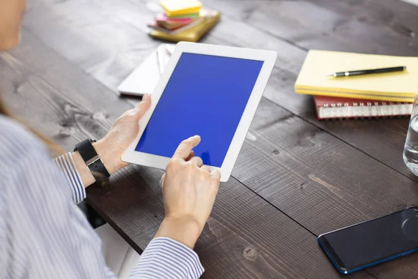 Ung Kvinna Använder Digital Tablett Med Blank Skärm Träbord Närbild — Stockfoto