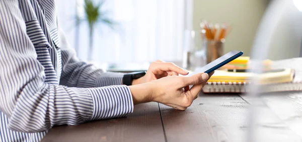 Ung Kvinna Som Använder Mobiltelefon När Hon Arbetar Hemma Med — Stockfoto