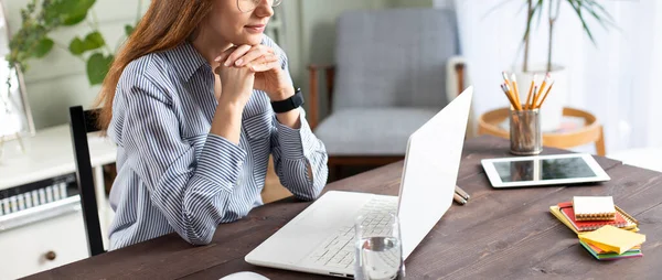 Jovem Mulher Trabalhando Com Laptop Freelancer Feminino Conectando Internet Casa — Fotografia de Stock