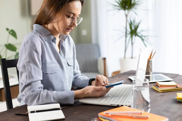 Jonge Vrouw Met Behulp Van Mobiele Telefoon Tijdens Het Werken — Stockfoto