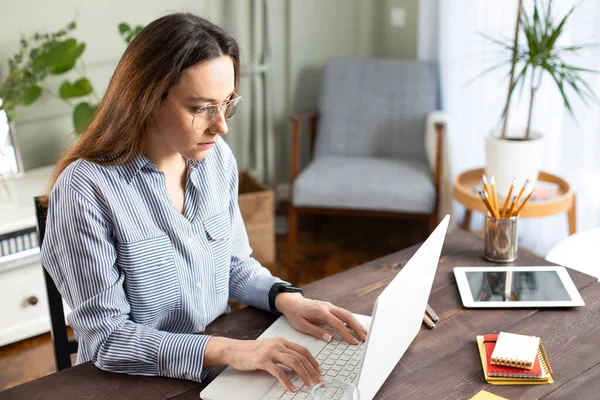 Jeune Femme Travaillant Avec Ordinateur Portable Femme Pigiste Connectant Internet — Photo