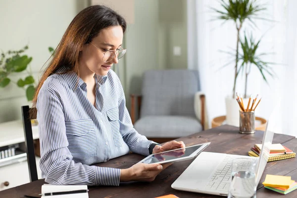 Jonge Vrouw Met Tablet Terwijl Thuis Werkt — Stockfoto