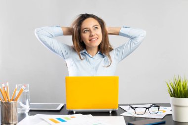 iş kadını elleri başının arkasında rahatlatıcı