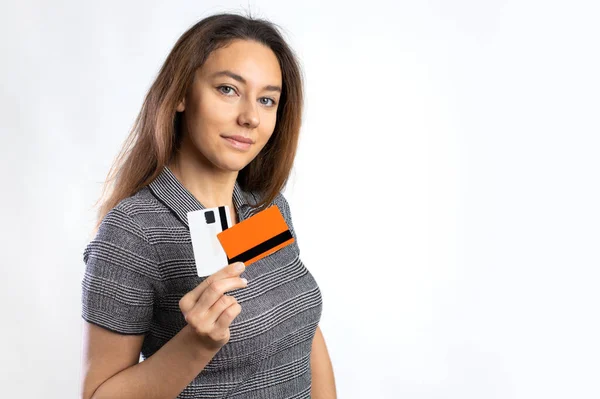 Mujer Joven Mostrando Tarjeta Crédito Compras Línea Banca Por Internet — Foto de Stock