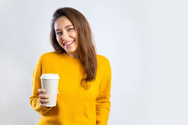 Sorrindo Jovem Bebendo Café Uma Xícara Papel Fundo Branco — Fotografia de Stock