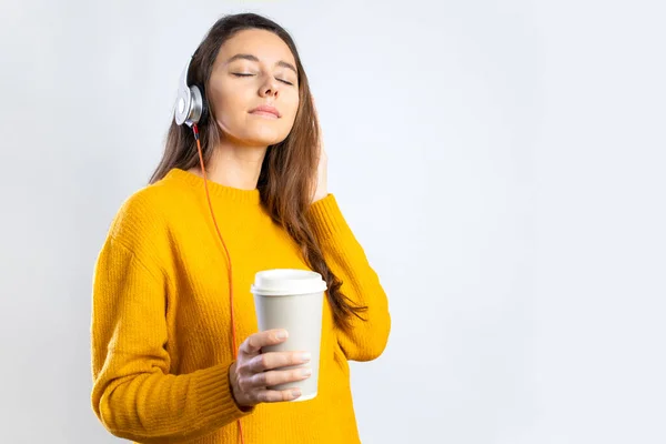 Mujer Joven Con Auriculares Sosteniendo Una Taza Bebida Caliente Escuchando —  Fotos de Stock