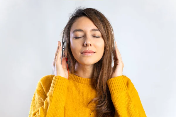 Jeune Femme Portant Des Écouteurs Écoutant Musique Sur Fond Gris — Photo