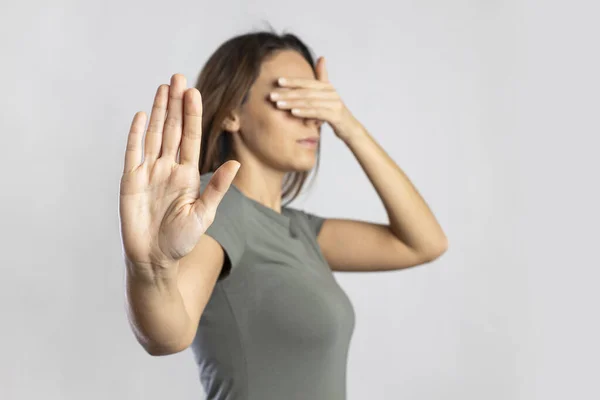 Jonge Vrouw Toont Gebaar Stop Geweld Tegen Vrouwen — Stockfoto