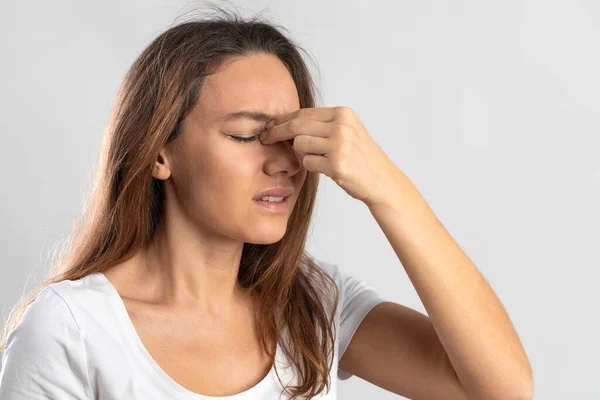 Studio Shot Van Een Jonge Vrouw Die Lijdt Aan Symptomen — Stockfoto