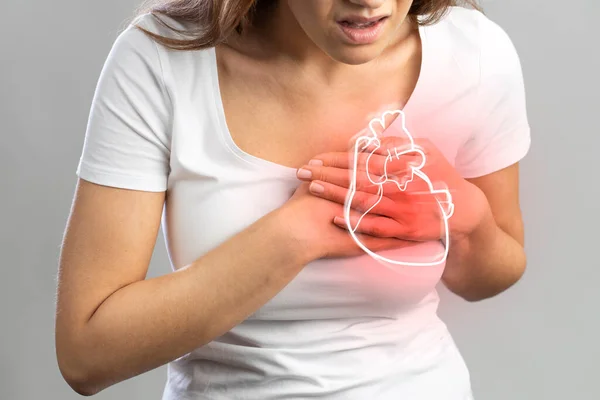 痛みを伴う表情で胸を押す若い女性 重度の心痛 心臓発作や痛みを伴うけいれんを持っています 心臓病 — ストック写真
