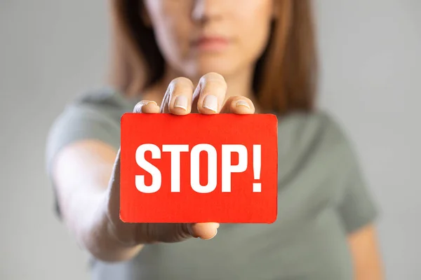 Jonge Vrouw Met Rode Stopkaart Grijze Achtergrond — Stockfoto