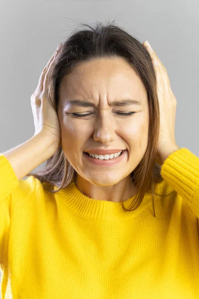 Portret Van Een Boze Jonge Vrouw Die Tanden Klemt Met — Stockfoto